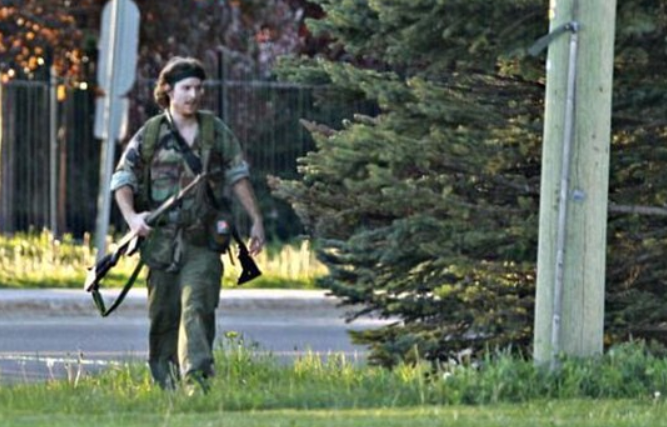 Justin Bourque, ucigasul din Canada comparat cu "Rambo", a fost arestat de fortele speciale, dupa o zi de teroare