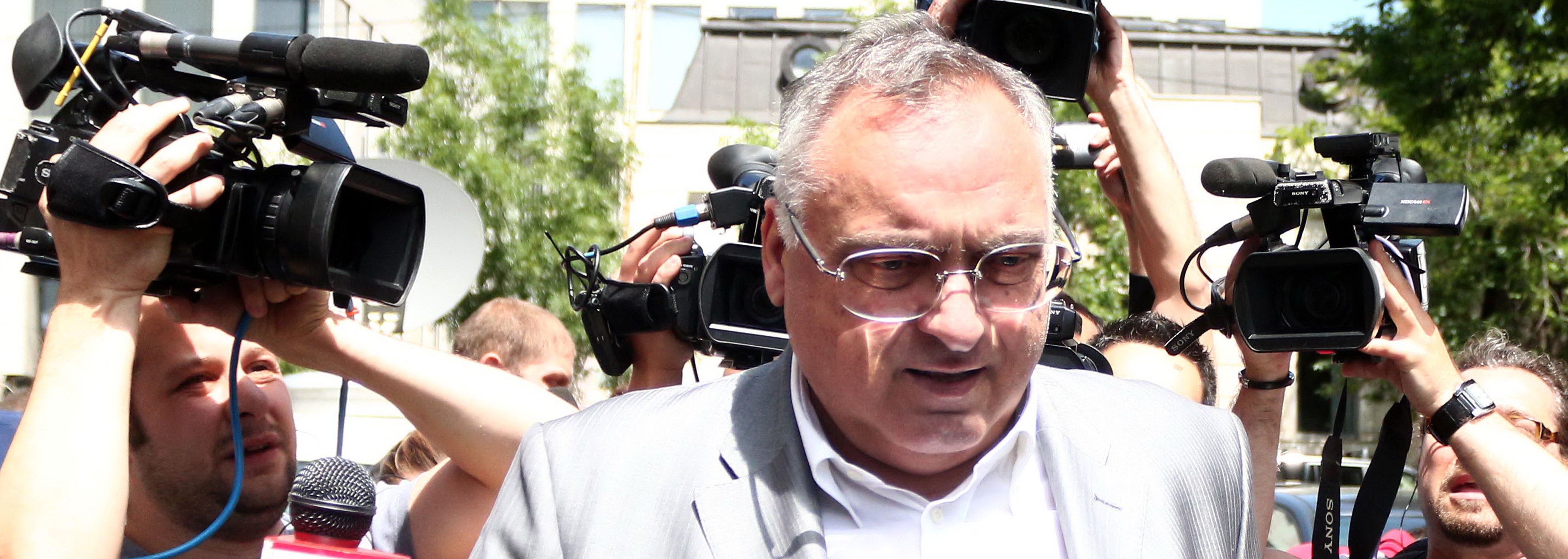 Dan Adamescu risca sa-si piarda nu doar libertatea, ci si jumatate din avere. Sotia a intentat divort dupa 12 ani