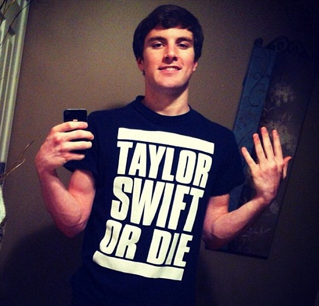 Reactia amuzanta a unui tanar de 17 ani, dupa ce a fost inselat de iubita. Conversatia lor a ajuns pe internet