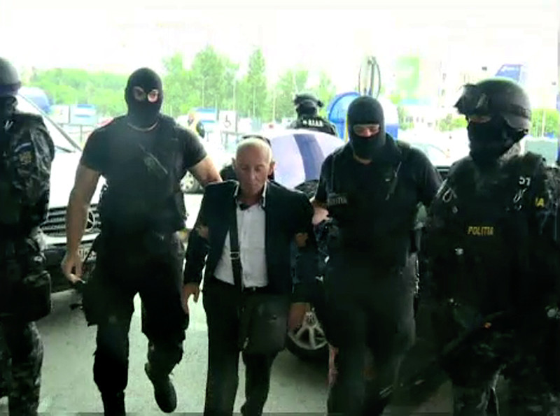 Un sef al Camorrei prins in Romania a fost extradat in Italia. "Regentul" clanului mafiot Cesarano se ascundea in Calarasi