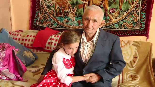 Si-a crescut stranepoata ca pe propriul copil, iar acum statul vrea sa o ia de langa el. "Ajutati-ma, va rog! Nu le-o dau!"