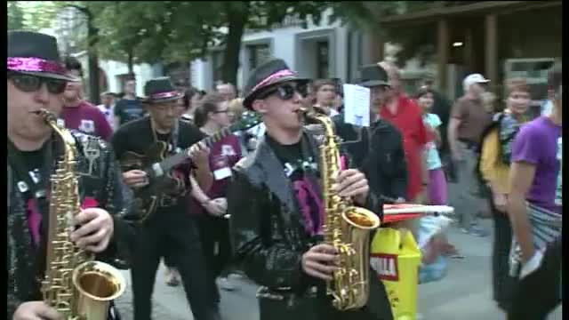 Festivalul International de Teatru transforma Sibiul intr-un oras al zambetelor. Turistii au venit din toate colturile lumii