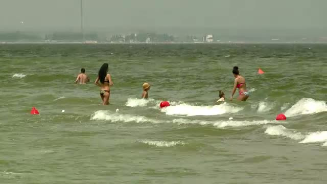 Mii de persoane isi petrec vacanta de Rusalii la mare. Hotelierii se planga insa ca numarul turistilor este in scadere