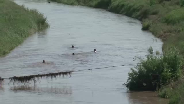 Inghitit de ape, sub ochii prietenilor. Un copil de 5 ani, lasat sa se joace singur pe malul raului, a fost luat de curenti