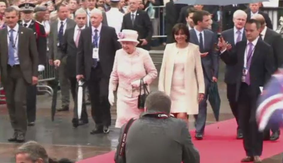 Ceremoniile dedicate Debarcarii din Normandia continua. O piata de langa Notre Dame a primit numele Reginei Marii Britanii