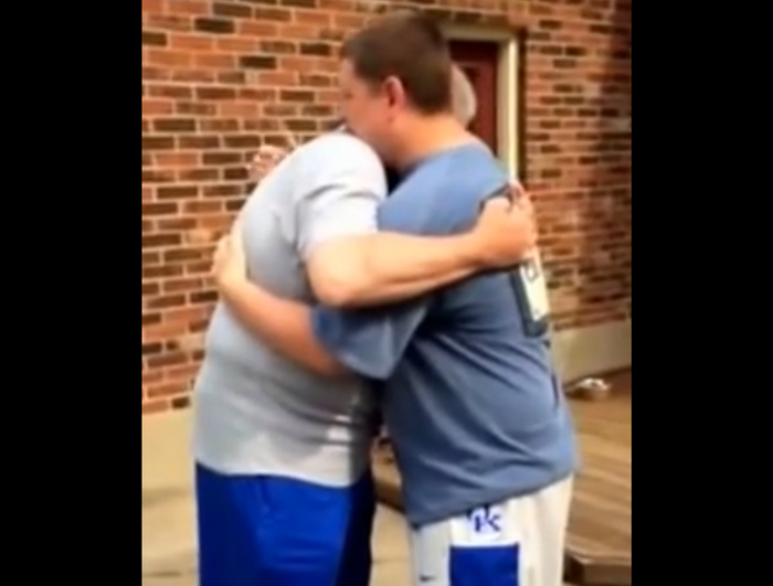 Reactia unui tata, care primeste cadoul promis in urma cu zeci de ani. "Chiar este pentru mine?". VIDEO