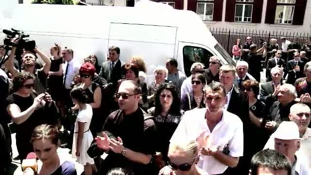 Mii de oameni au fost prezenti la inmormantarea lui Ilie Vonica. Procurorii nu au lasat-o pe sotia milionarului la funeralii