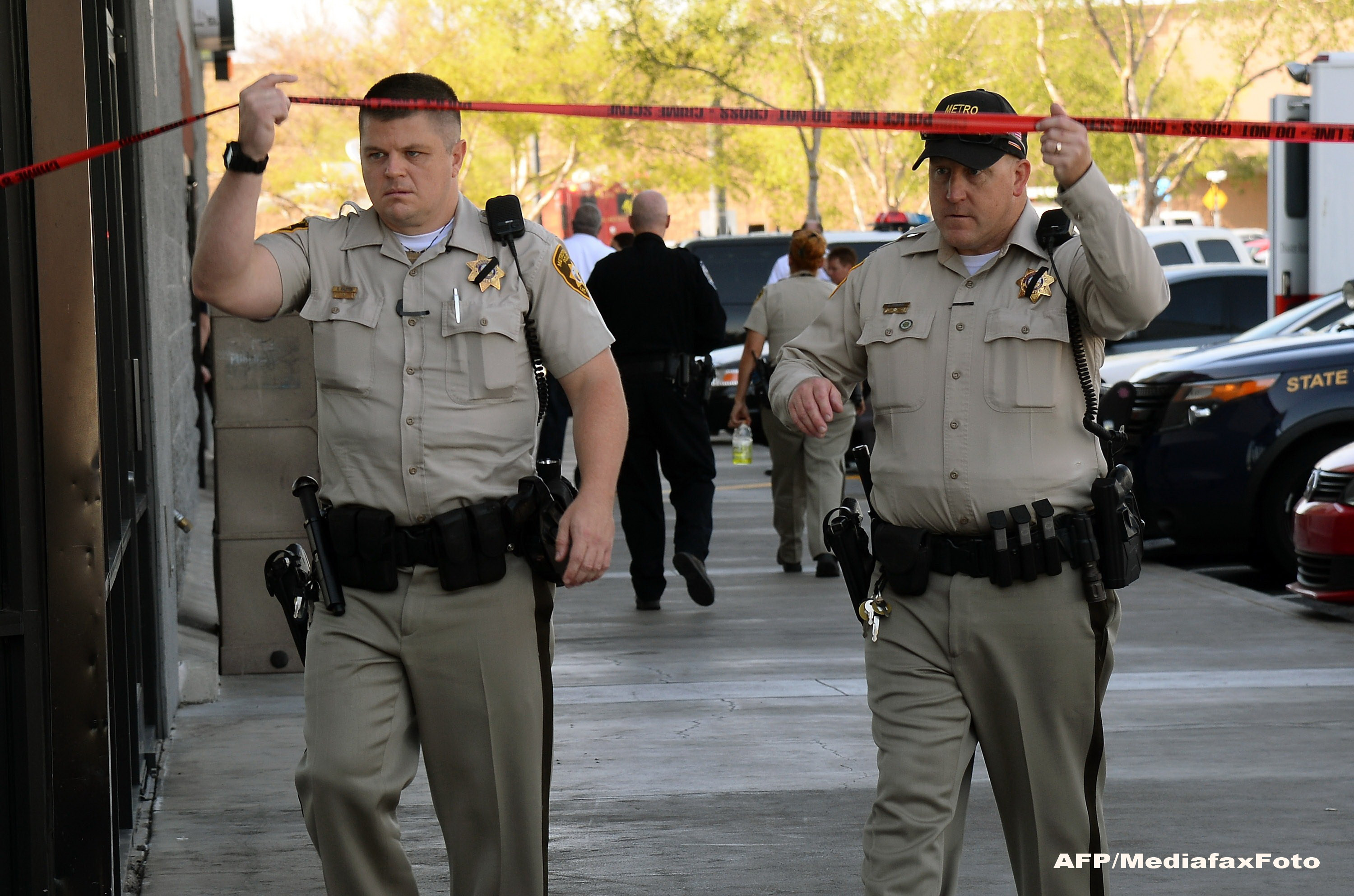 Inca un atac armat socheaza America: doi politisti si un civil au murit impuscati intr-o pizzerie. Cum au murit atacatorii