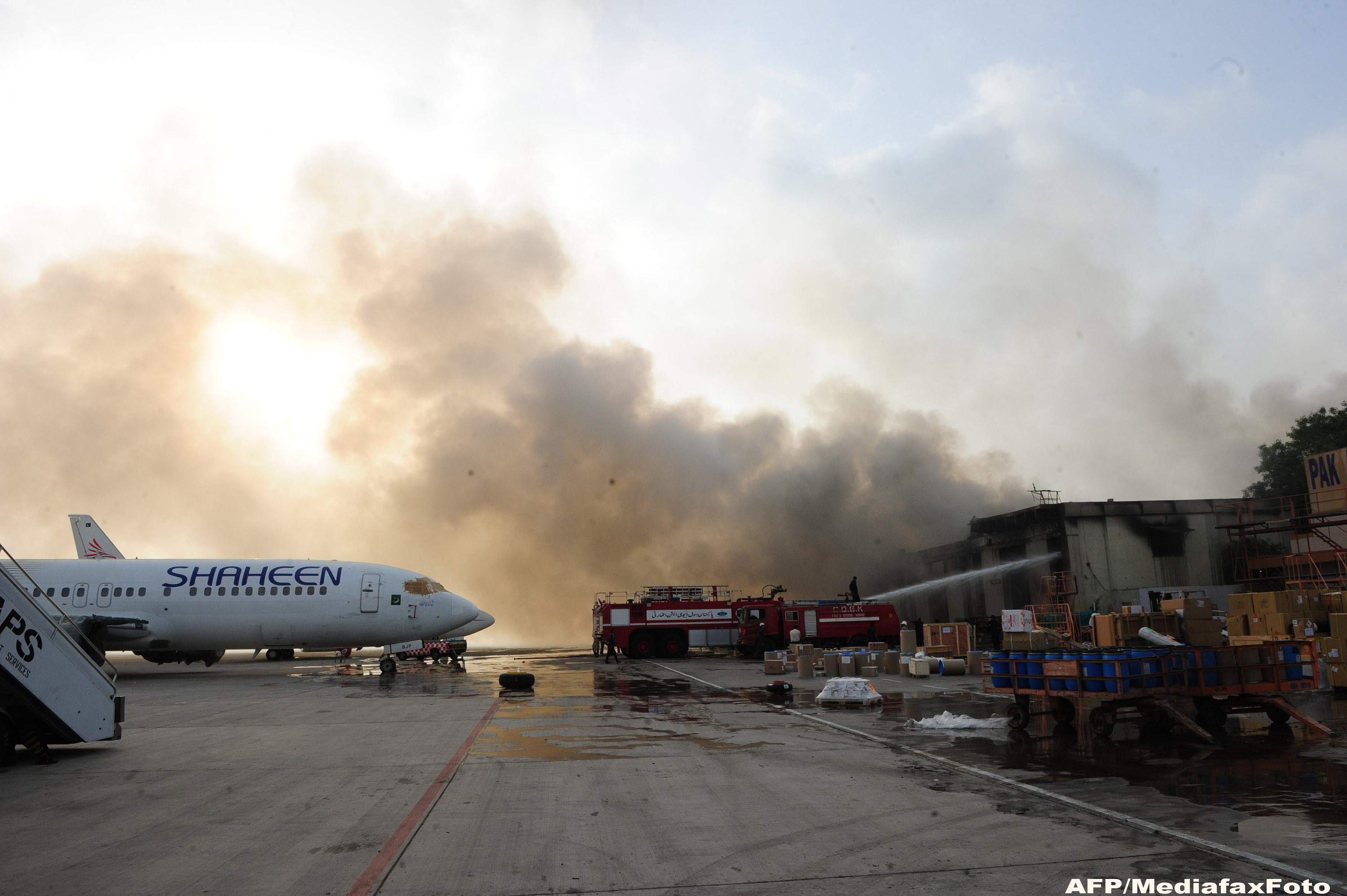 Atac terorist pe cel mai mare aeroport din Pakistan. Atacatorii au ucis 30 de oameni cu arme automate, bombe si grenade