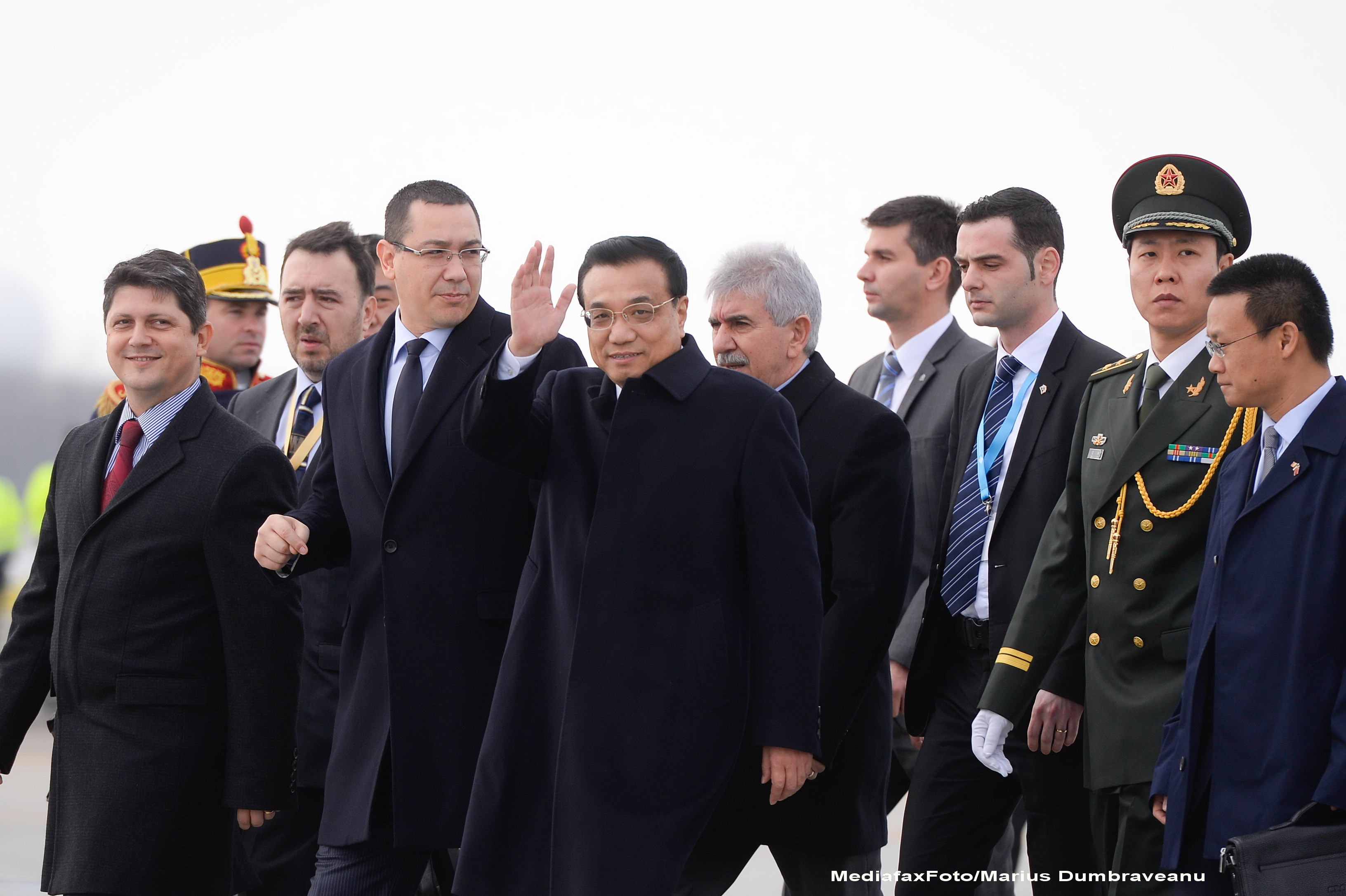 Chinezii au planuri mari pentru Romania. Vor sa cumpere Oltchim si sa construiasca autostrazi si cai ferate