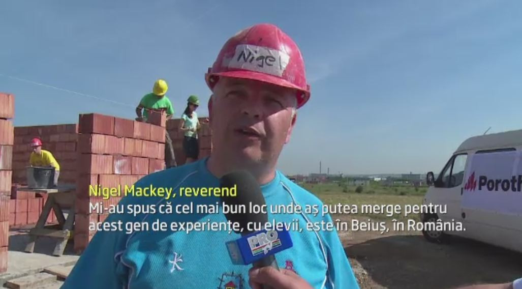 Povestea preotului irlandez care construieste case pentru oamenii nevoiasi din Romania. Cine il ajuta pe reverend