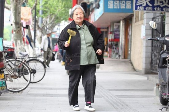 Misiunea ciudata a unei femei din China. Cum arata cea care omoara pana la 1.000 de muste in fiecare zi