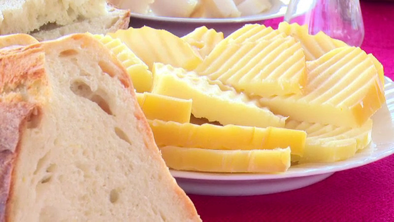 Reteta secreta a cascavalului romanesc. Metoda folosita intr-un sat din Arges: "Punem apa fiarta si mestecam usor"