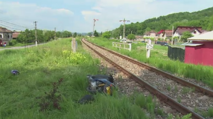 Au scapat cu viata, dupa ce au fost loviti de tren. Norocul de zile mari pe care l-au avut doi scuteristi din Dambovita