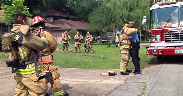 Cerere in casatorie inedita in SUA. Cum si-a cerut un pompier iubita politista de sotie
