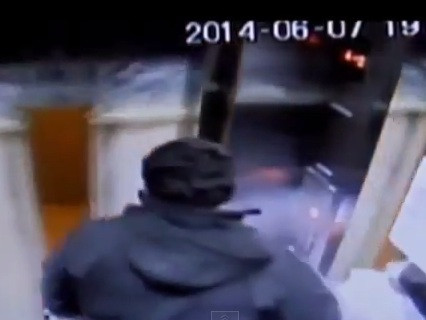 Clipe de panica surprinse de camerele de supravegere. Ce a patit un barbat in liftul scapat de sub control. VIDEO