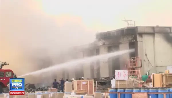 Atac terorist pe cel mai mare aeroport din Pakistan. Atacatorii au ucis 28 oameni cu arme automate, bombe si grenade