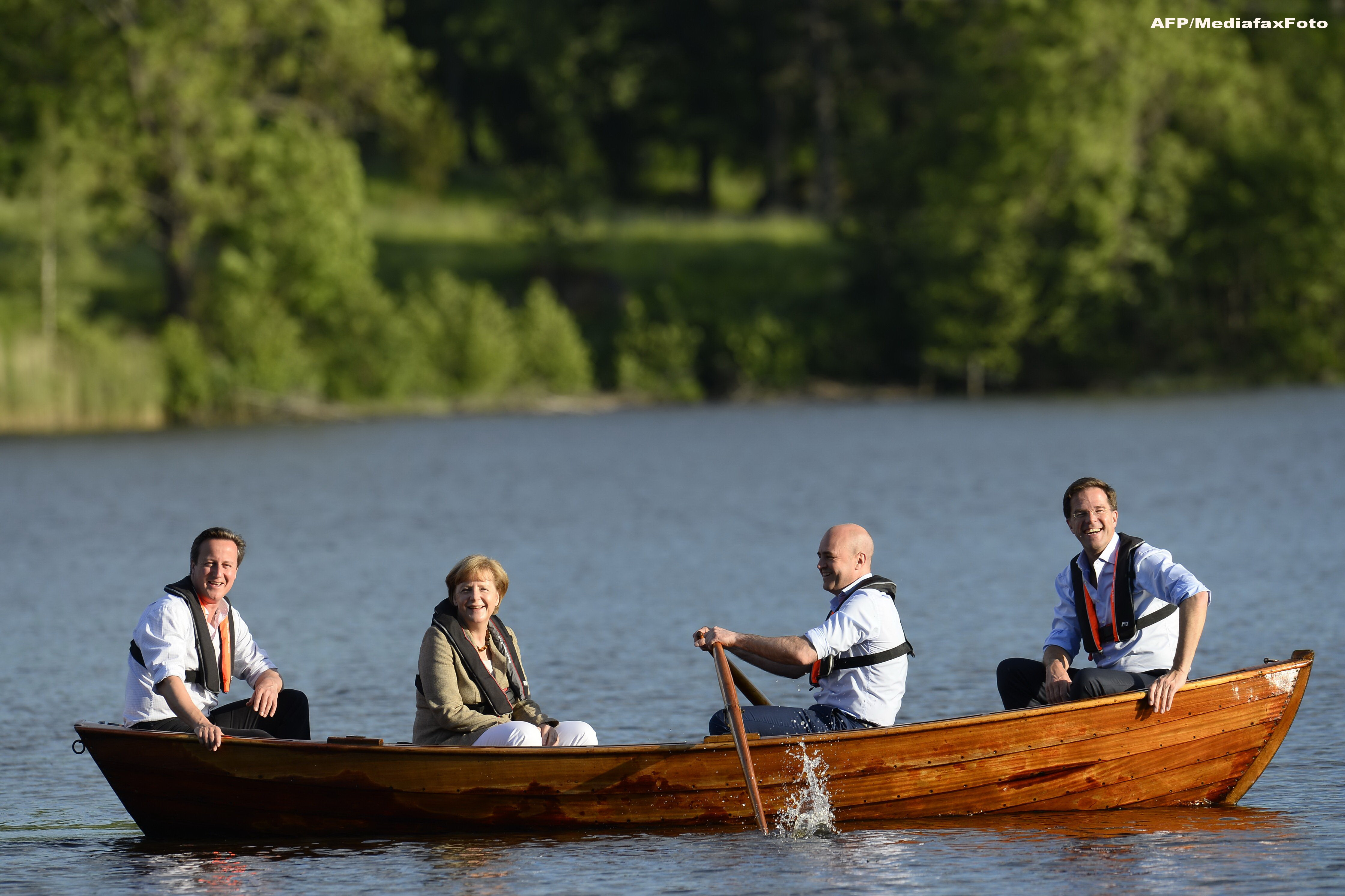 Mini-summit intre Angela Merkel si 3 opozanti ai candidaturii lui Juncker la sefia CE. Evenimentul a debutat intr-o barca