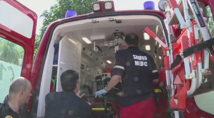 Incident dramatic la iesirea din Orsova. Soferul care a fost surprins de o alunecare de teren a murit in propria masina