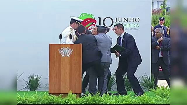 STIRI EXTERNE PE SCURT. Presedintele Portugaliei, Aníbal Cavaco Silva, a lesinat in timpul unui discurs, in fata militarilor