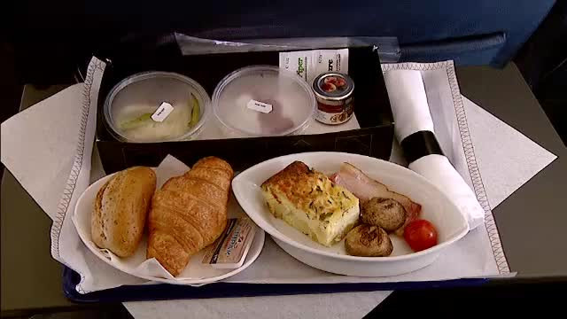 Secrete din bucatariile Tarom, Air France, KLM sau Qatar Airways. Ce trebuie sa stiti despre mancarea servita in zbor