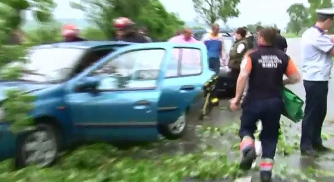 Vijeliile au ravasit mai multe zone din tara. Doi oameni raniti, dupa ce un plop smuls de vant a cazut peste masina lor