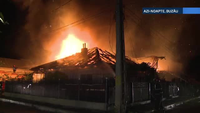 Noapte de foc in Buzau. Sase autospeciale ale pompierilor s-au chinuit sa stinga incendiul care a facut scrum 2 case