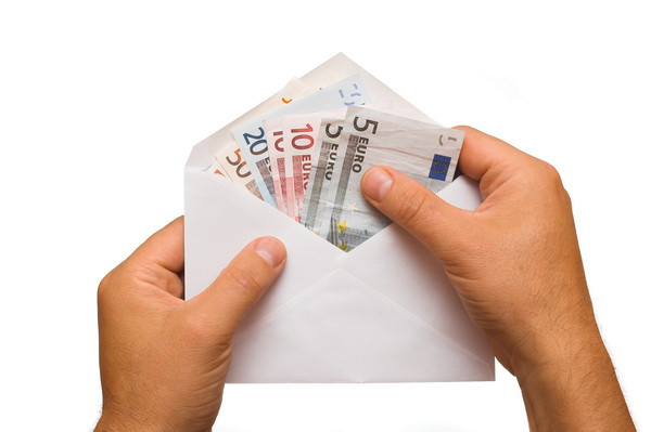 Directoarea unei scoli din Vaslui a fost santajata de un fost elev. Tanarul detinea materiale pornografice cu ea