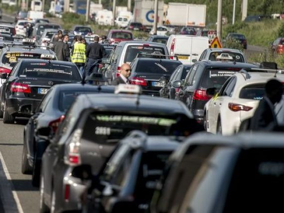 Revolta taximetristilor din Europa i-a imbogatit peste noapte. Inscrieri cu 850% mai multe intr-o zi, in aceasta aplicatie