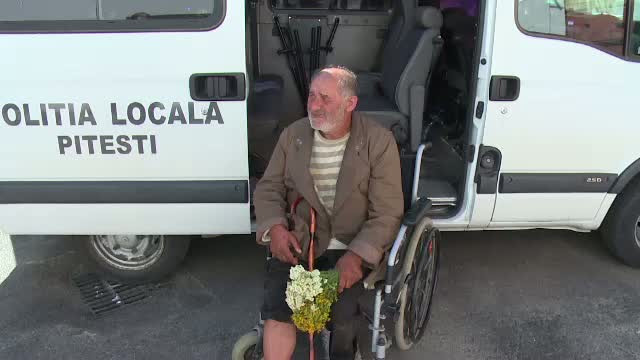 "Minune" in Pitesti. Reactia unui cersetor "paralizat", atunci cand politistii ii spun sa se ridice din scaunul cu rotile