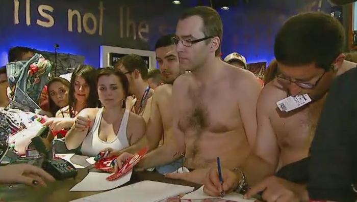 Sesiune de cumparaturi inedita in Capitala. Zeci de clienti s-au prezentat la magazin doar in lenjeria intima