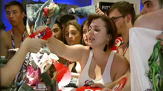 Imaginile zilei intr-un magazin din Romania. Au venit fara haine pe ei si au plecat cu cele mai ravnite tinute, gratis