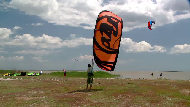 Romanii au prins gustul kite-ului. Care sunt zonele cu cel mai bun vant, de pe litoralul nostru