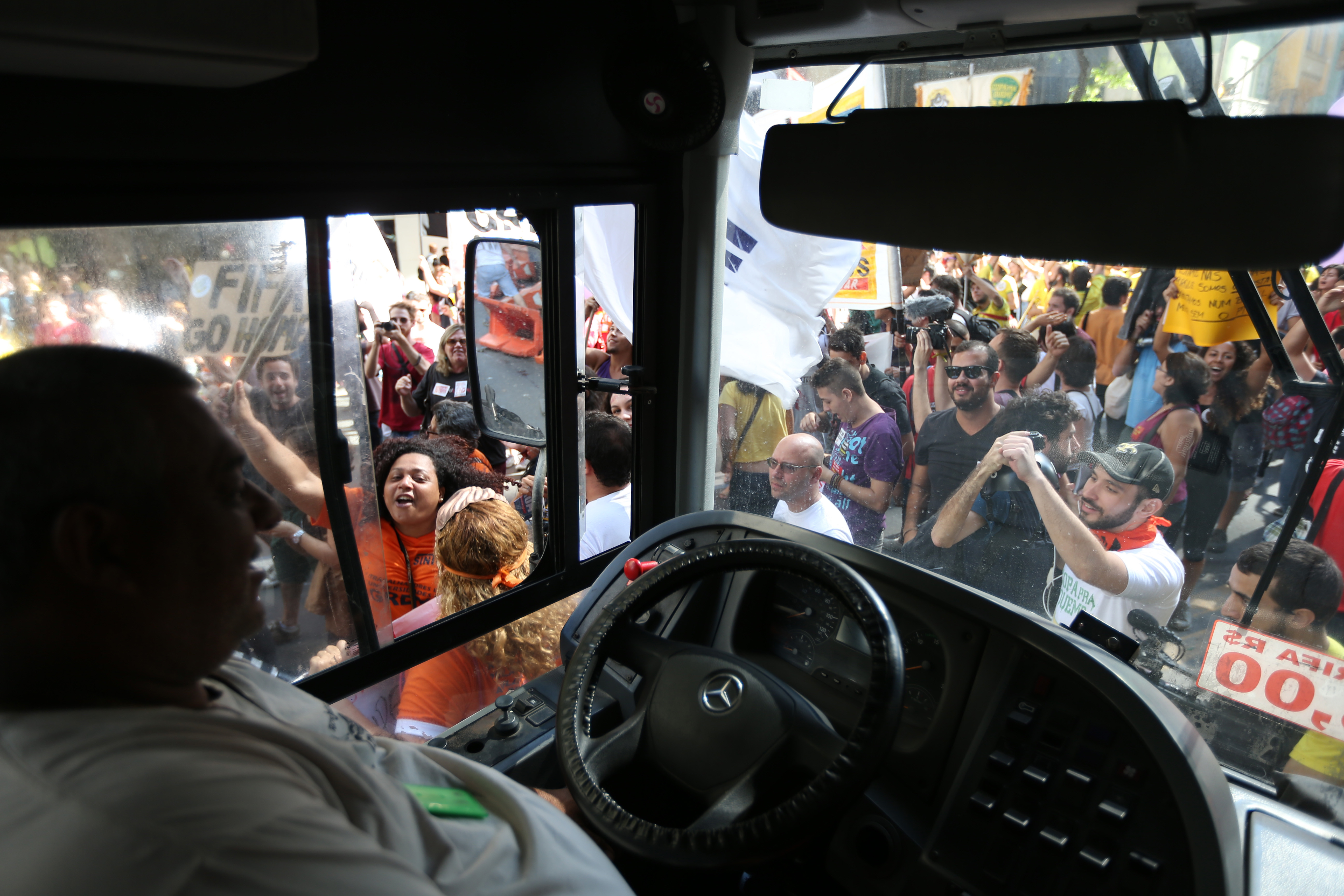 CAMPIONATUL MONDIAL DE FOTBAL 2014. A inceput Turneul final al Cupei Mondiale din Brazilia: fotbal, samba si violente