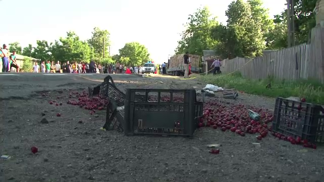 Un barbat ce vindea cirese la marginea strazii si clienta sa, ucisi de remorca desprinsa de un TIR. Cum s-a produs accidentul