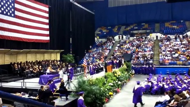 Gestul facut de un tanar la ceremonia de absolvire l-a lasat fara diploma de liceu. S-a intamplat in drum spre scena