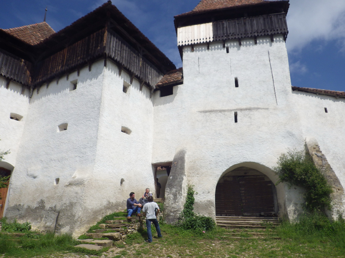 Viscri, satul unde termopanele sunt interzise, iar biserica tine loc de supermarket. Vizita in casa taraneasca a printului Charles