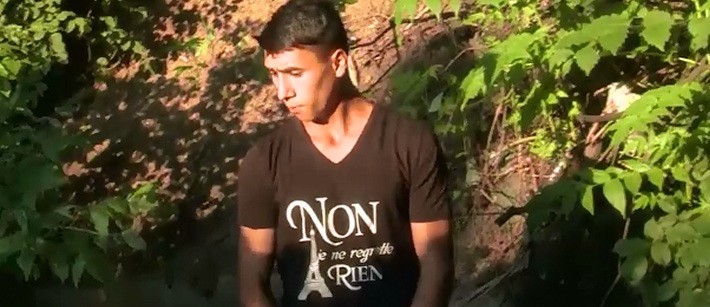 Agresorul care a schingiuit 3 oameni ai strazii a purtat la reconstituirea ororilor un tricou cu mesaj: "Nu regret nimic"