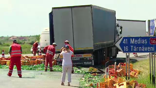 Impact mortal intre o masina, un autobuz si un TIR incarcat cu bere. Localnicii nu au rezistat ispitei