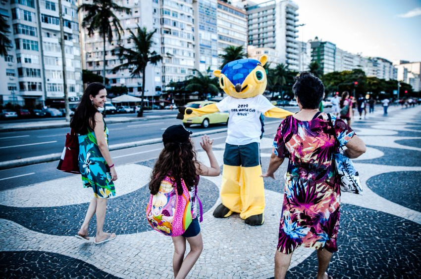 Campionatul Mondial de Fotbal 2014: Fuleco isi da jos masca. Cine se ascunde in spatele simpaticei mascote