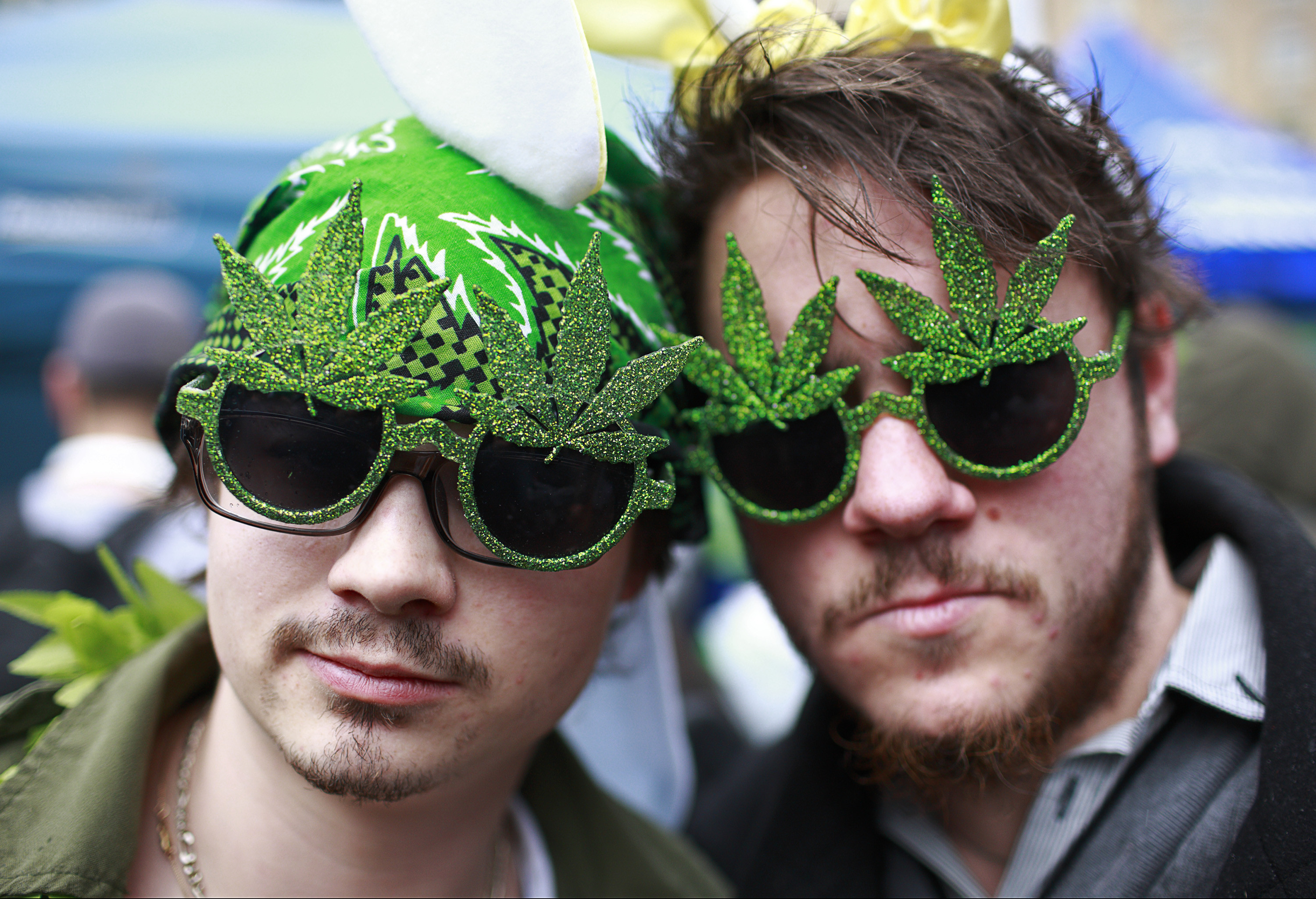 Care este varianta mai "sigura"? Alcool vs. marijuana