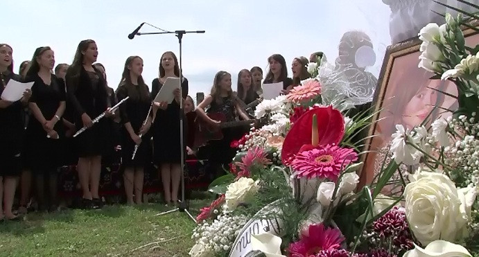 Zi dureroasa pentru familia Gabrielei. Adolescenta care a murit in timp ce se intorcea de la dializa a fost inmormantata