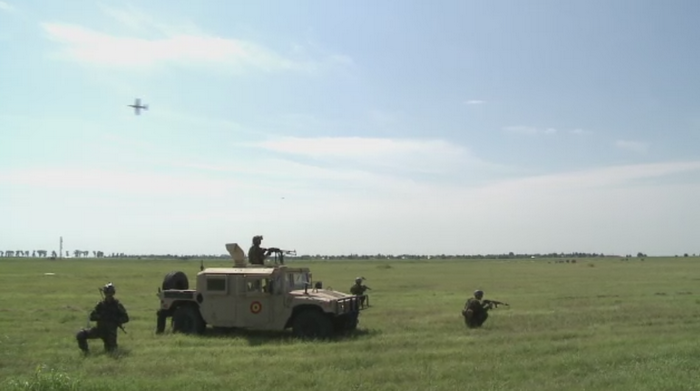 Spectacol militar si aviatic in Buzau. Mii de oameni au participat la mitingul de la Boboc