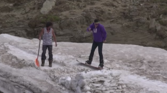 Snowboard pe munte in timpul verii. Imaginile care readuc iarna in inimile romanilor