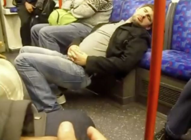 Moment amuzant la metroul din Londra. Cum a fost fotografiat un calator