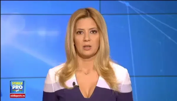 Imaginile inconstientei pe un drum din Romania. La indemnul prietenilor, un sofer se lasa filmat in timp ce consuma alcool