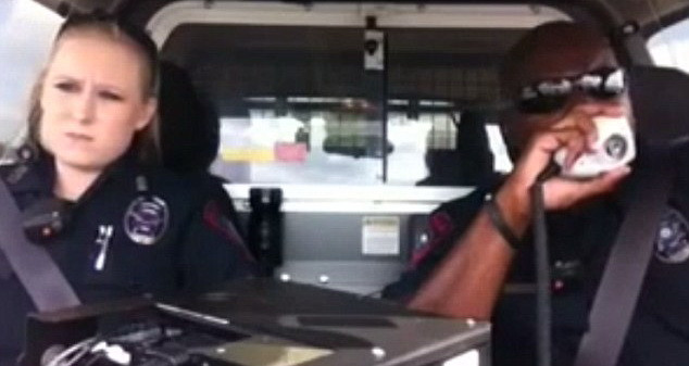 Nou viral pe Facebook. Doi politisti din SUA au strans peste 4,5 milioane de vizualizari