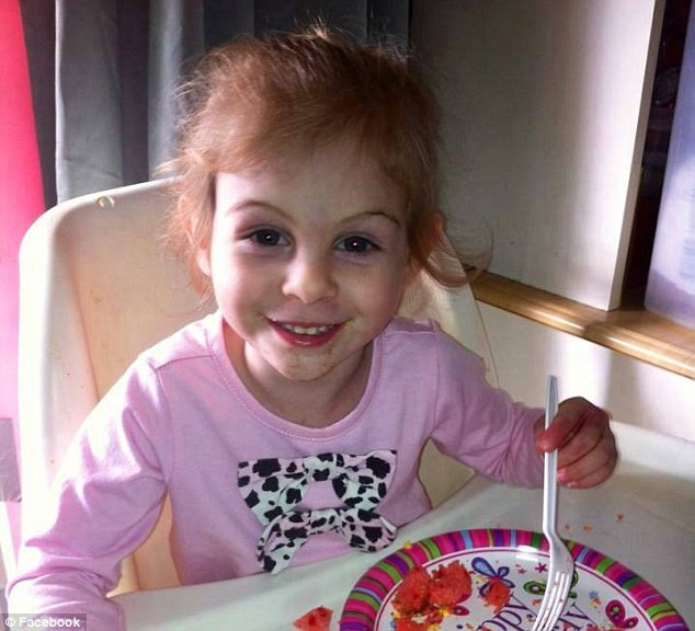 "Are acest inger un chip infricosator?" Motivul pentru care fetita din imagine a fost data afara din restaurantul KFC