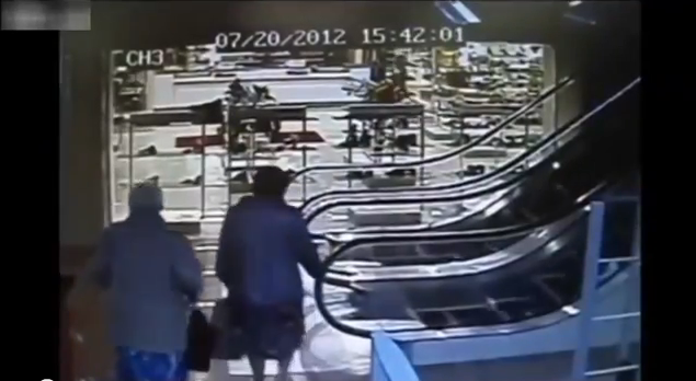 Videoclipul care a starnit hohote de ras. Cum urca o batrana pe scara rulanta