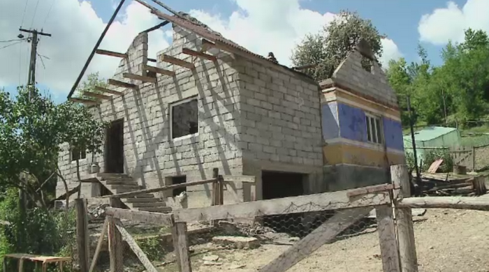 Noua copii din Dej au ramas fara casa in urma unui incendiu. "Am privit din drum cum arde casa. Am ramas fara nimic"